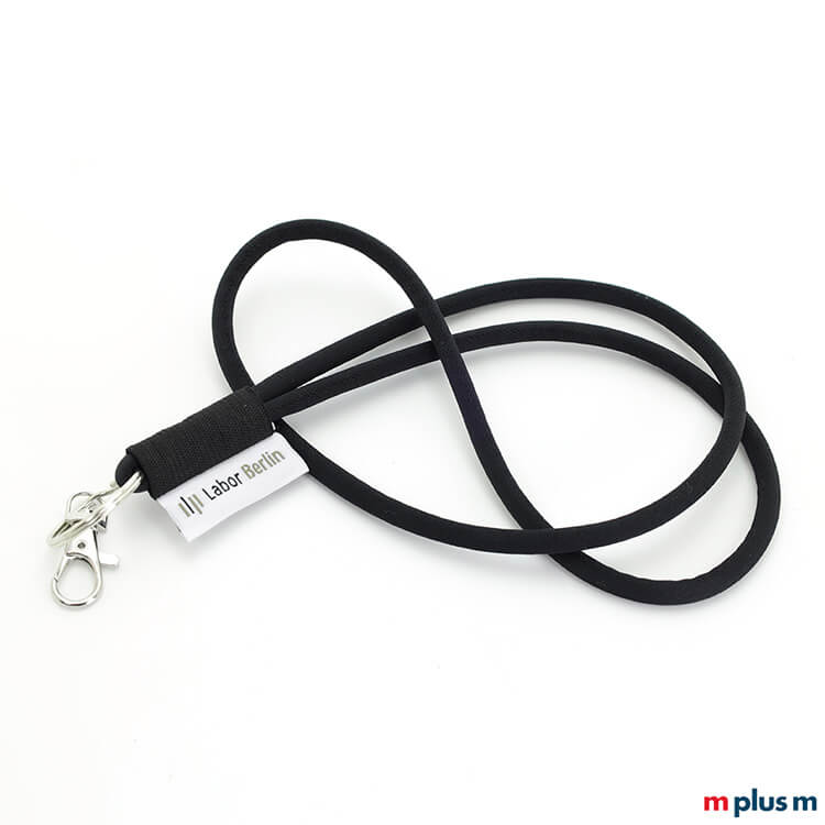 Schwarzes Kordel Schlüsselband mit Logo Einwebung auf dem textilen Etikett und mit Standard Karabiner