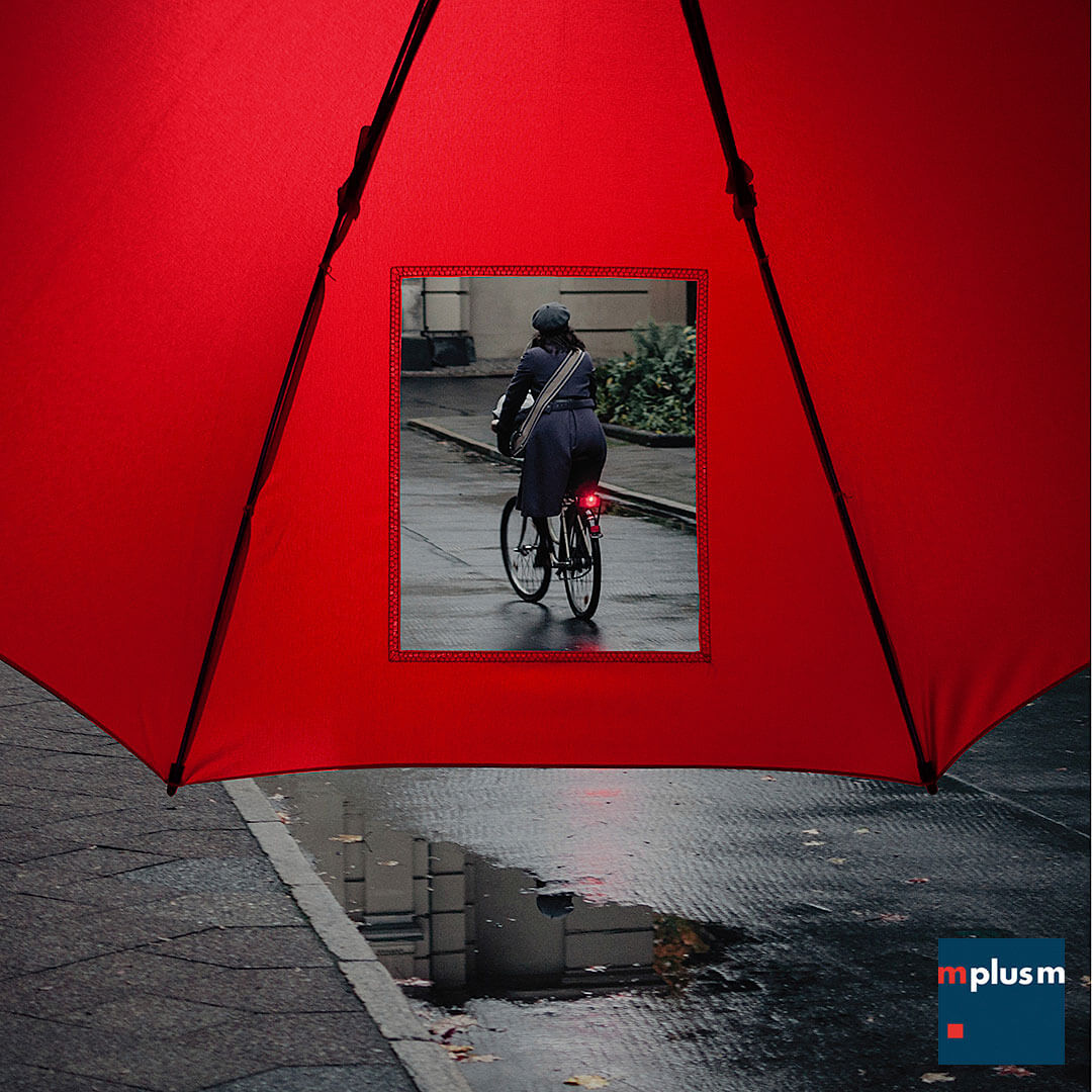 Der Regenschirm mit Sichtfenster und Logo Druck als Werbemittel