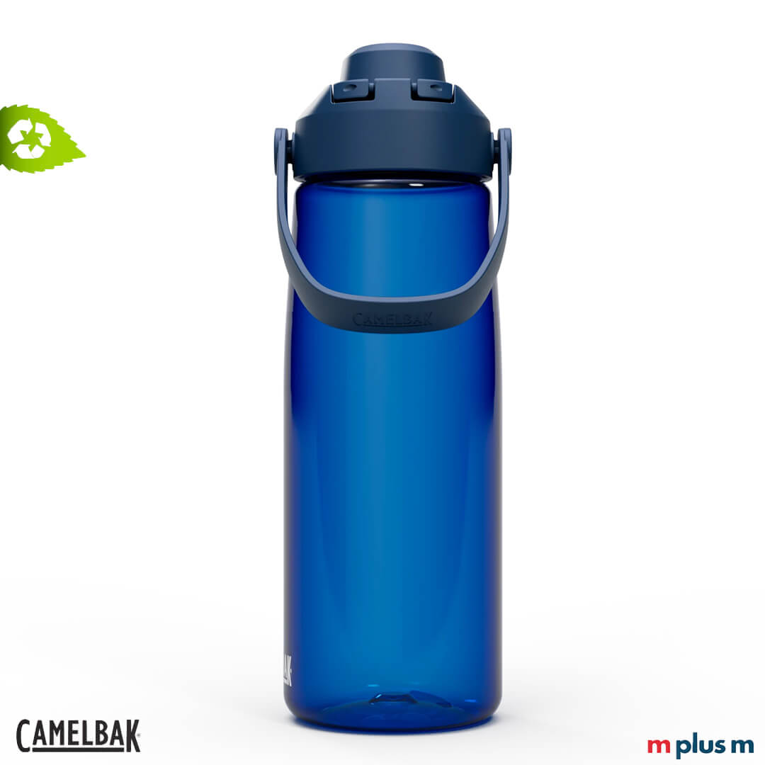 Blaue Camelbak Thrive Chug Sport Trinkflasche 750 ml aus spülmaschinenfestem Recycling Tritan, mit praktischem Tragegriff, ideal als Werbeartikel mit individuellem Logo Druck im Express