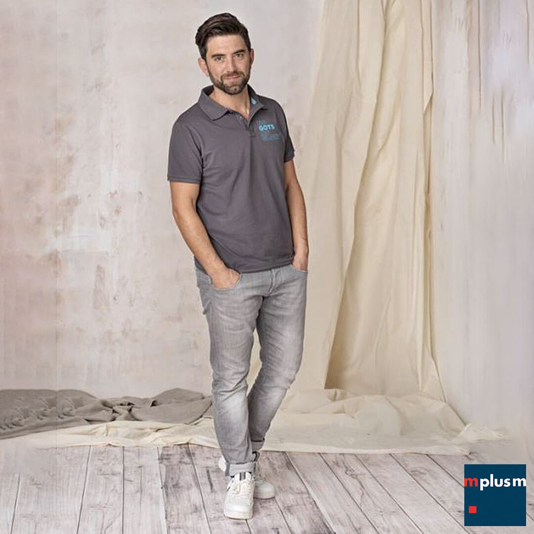 Mit zertifizierter Baumwolle: Poloshirt in Dunkelgrau mit Logodruck