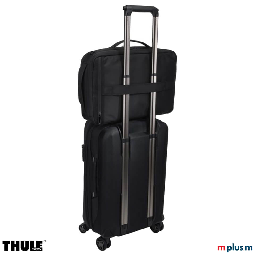 Schwarzer Rucksack für unterwegs mit Trolleybefestigung zur einfachen Reisen aus bluesign zertifiziertem Stoff