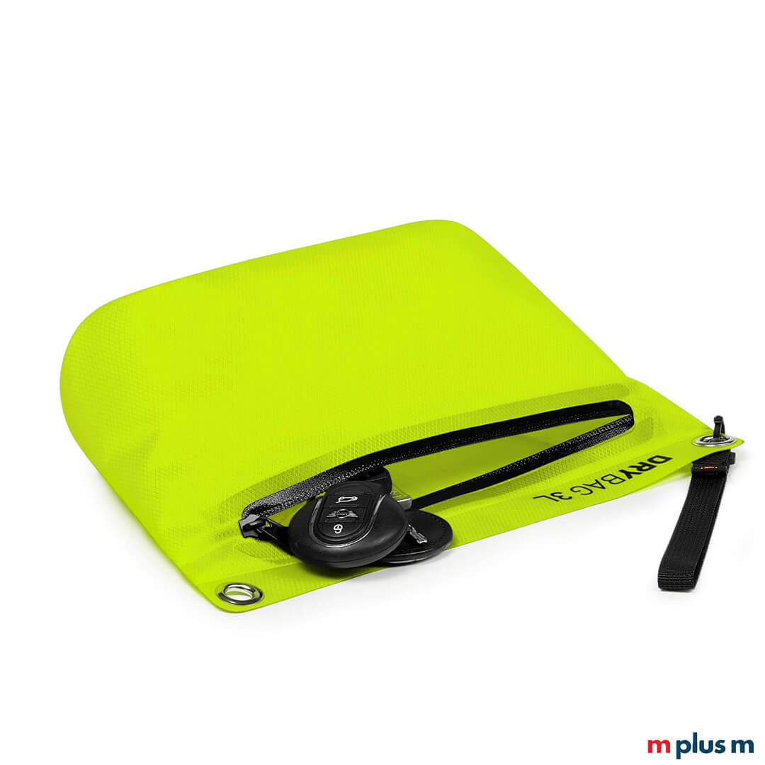 Gelbe 3L Drybag (wasserdichte Tasche) von Halfar, halb geöffnet, zeigt eine innenliegende Autoschlüssel-Fernbedienung in der Reißverschlusstasche. Oben links ist eine Metallöse sichtbar.