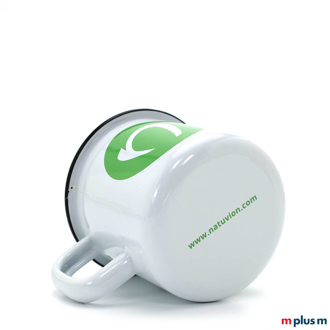 Weiße Emaille Tasse Helena mit grünem Logo bedrucken. Spülmaschinenfest.