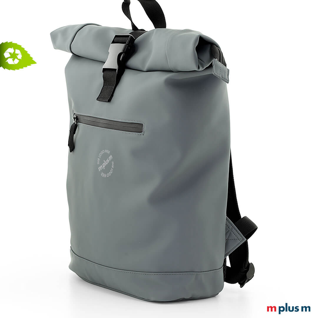 Seitliche Ansicht des AquaPack Rolltop Rucksack mit Logo Druck in Blaugrau