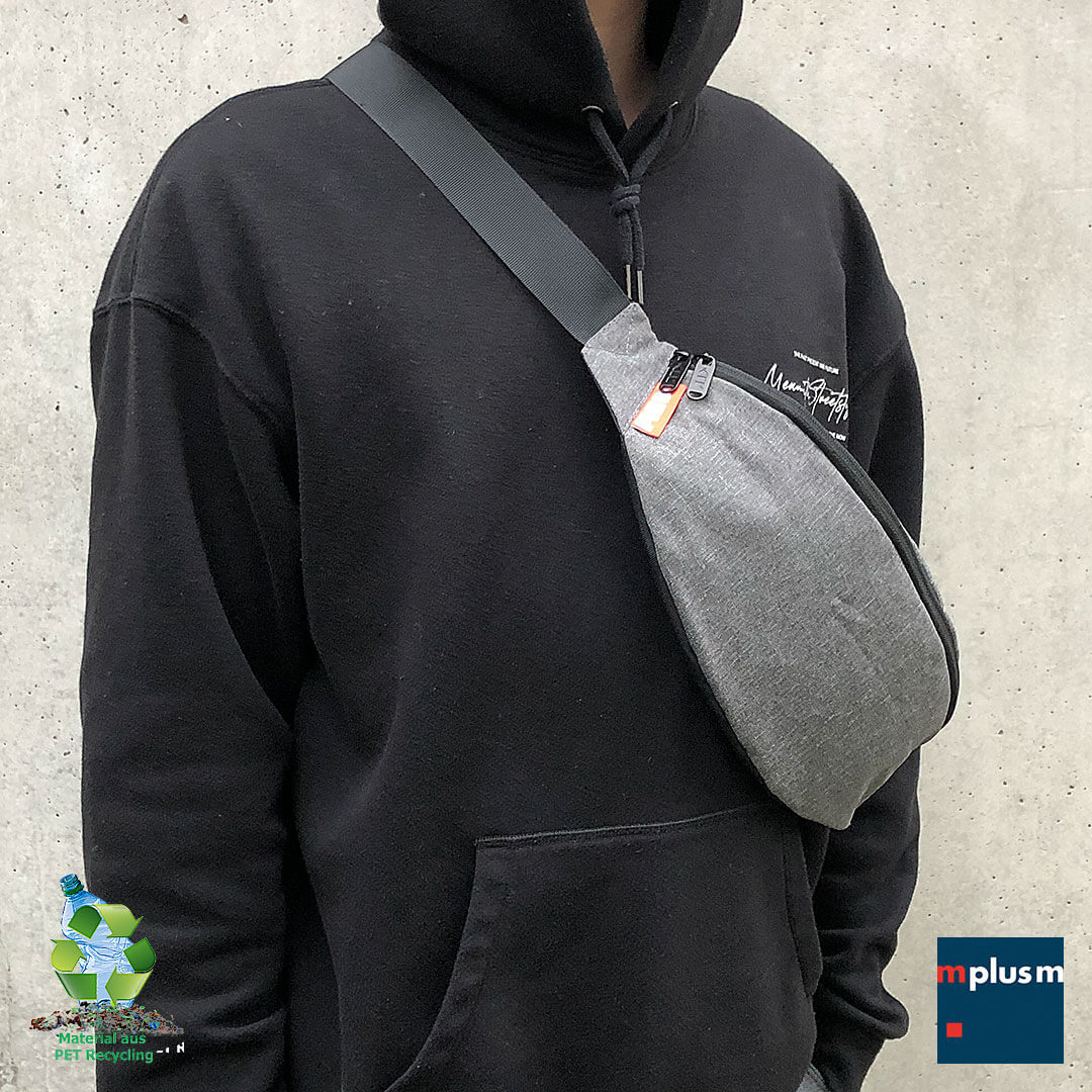 Gürteltasche aus PET-Recycling-Material: Aus 8 PET Flaschen wird das Garn, das für diese Bauchtasche verarbeitet wird. Ab 50 Stücl mit Logo Druck.