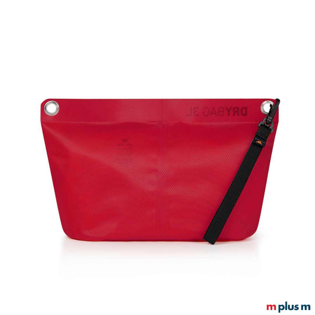  Rückansicht einer roten 3L Drybag von Halfar mit schwarzem, wasserdichtem Reißverschluss, zwei oberen Metallösen und einer schwarzen Handschlaufe auf weißem Hintergrund.