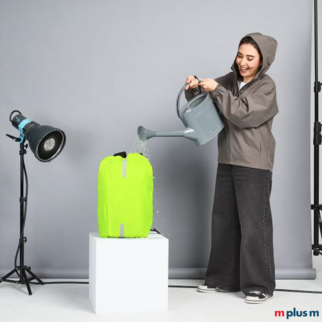 Neon gelbe Reflex Rucksack Regenhülle mit reflektierenden Streifen und Kordelzug, wasserdichter Schutz für unterwegs mit Logo Druck personalisieren