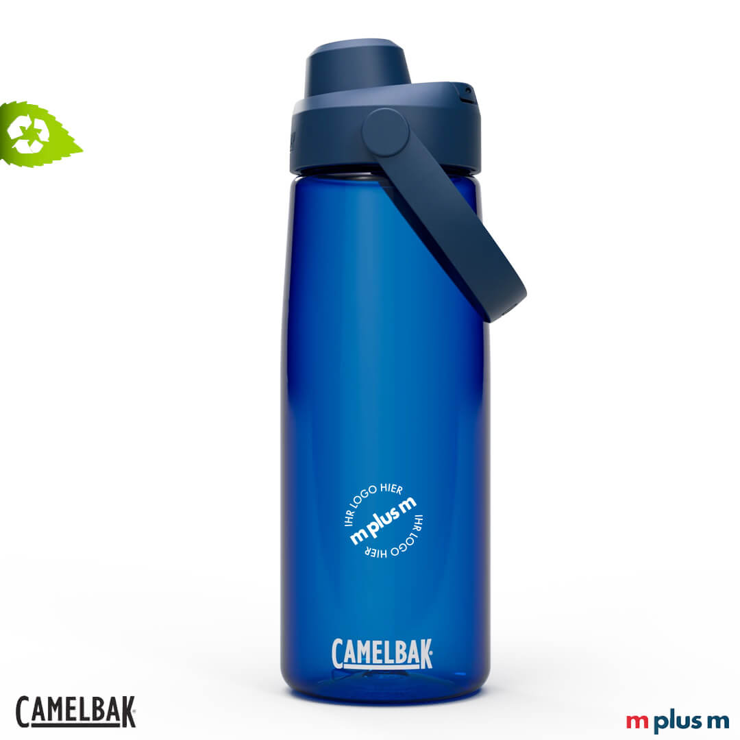 Transparente blaue Camelbak Thrive Chug Sport Trinkflasche 750 ml aus spülmaschinenfestem Tritan Renew mit Tragegriff, hochwertiger Werbeartikel, individuell mit Firmenlogo oder Motiv bedruckbar, Expressdruck