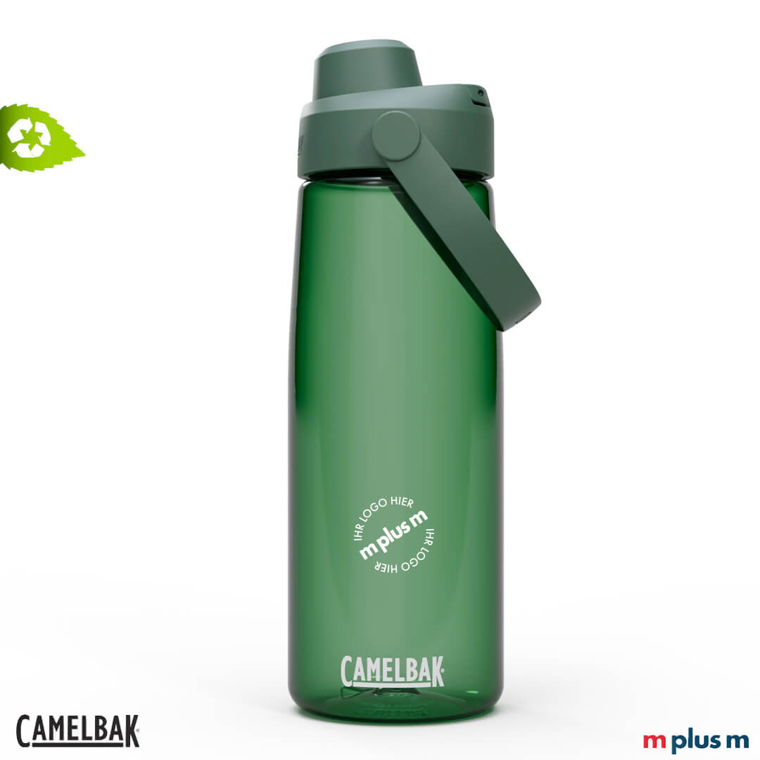 Transparente grüne Camelbak Thrive Chug Trinkflasche 750 ml aus Tritan Renew mit grünem Deckel und Tragegriff, spülmaschinenfest, hochwertige Camelbak Sportflasche als nachhaltiger Werbeartikel mit Logo oder Motiv bedruckbar, Expresslieferung