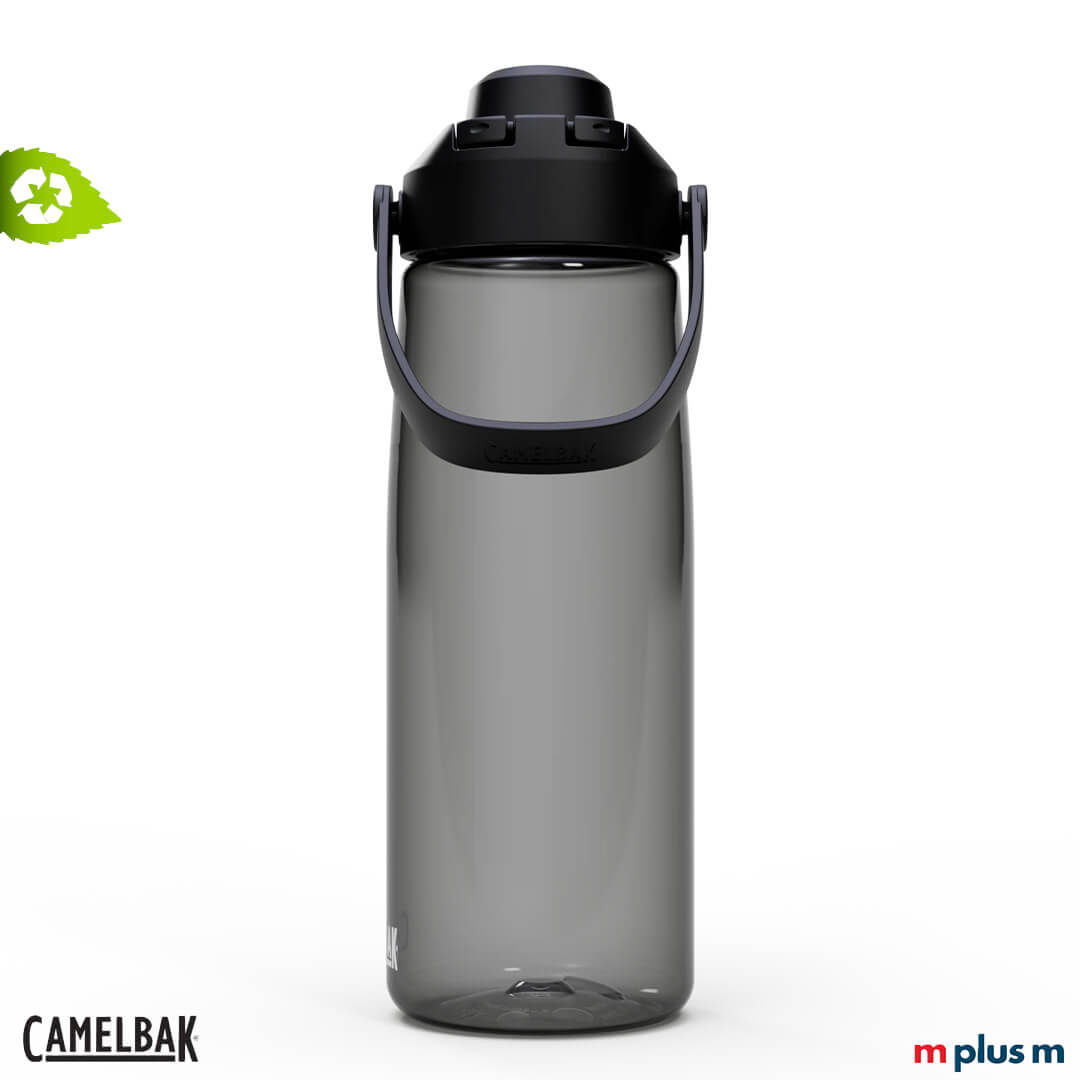 Transparente anthrazitfarbene Camelbak Thrive Chug Trinkflasche 750 ml mit schwarzem Deckel aus Recycling Tritan Renew, auslaufsicher und spülmaschinenfest, ideal als nachhaltige Werbeflasche mit individuellem Logo Druck in kurzer Lieferzeit