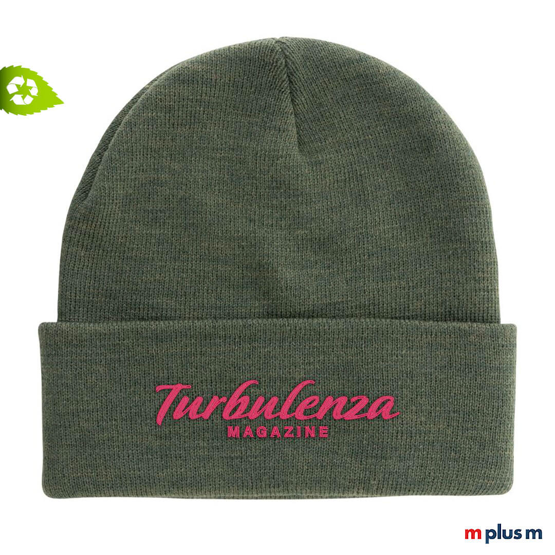 Nachhaltiger Beanie in schönem grün mit Logo Stick als Werbeartikel