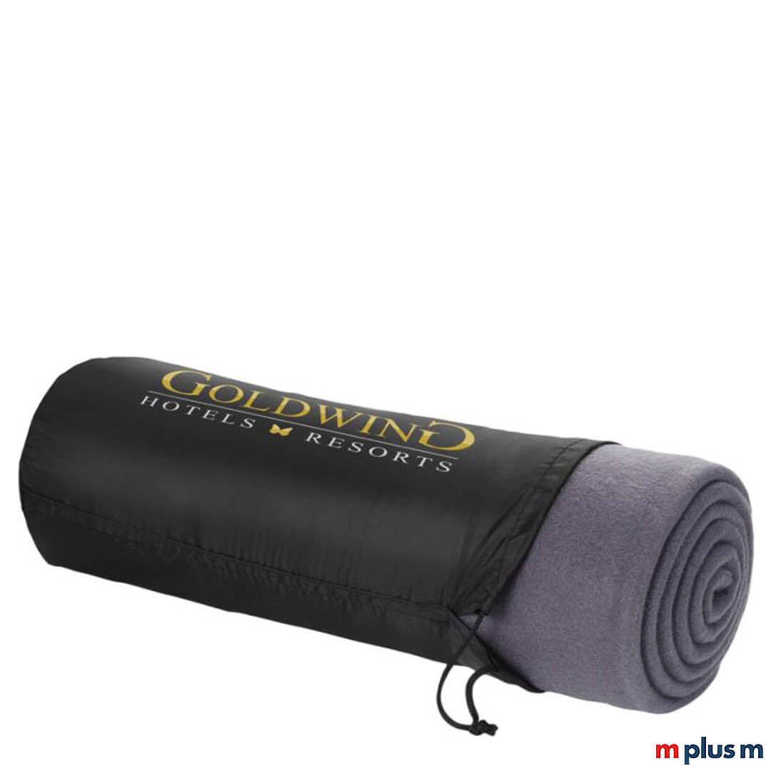 Die einfarbige 'Huggy' Decke besteht aus 100% Polarfleece. Die Decke wird mit einem praktischen Beutel mit Kordelzugverschluss geliefert.