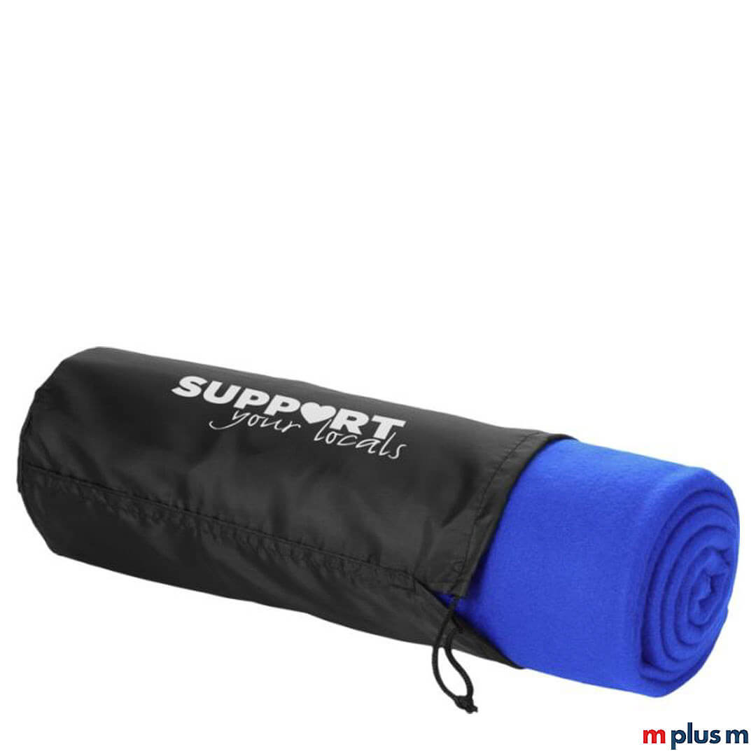 Die einfarbige 'Huggy' Decke besteht aus 100% Polarfleece. Die Decke wird mit einem praktischen Beutel mit Kordelzugverschluss geliefert.