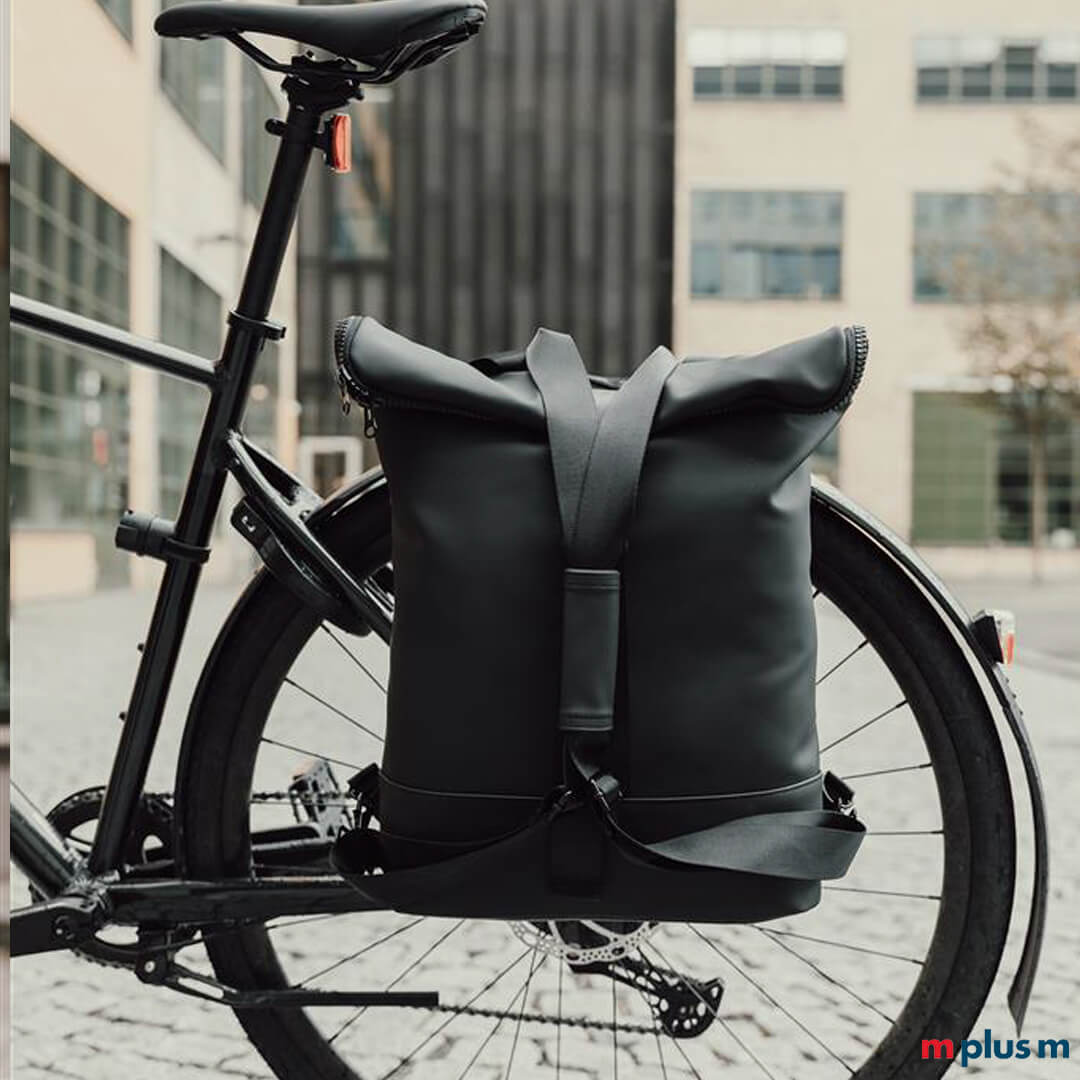 Day Bag mit Logo bedrucken an Gepäckträger befestigt. Hergestellt aus nachhaltigem recycling Material 