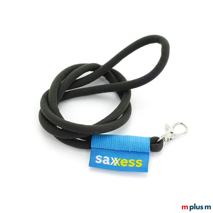 Schwarzes Kordel Schlüsselband mit blauem Textil Etikett in Wunschfarbe als Werbartikel