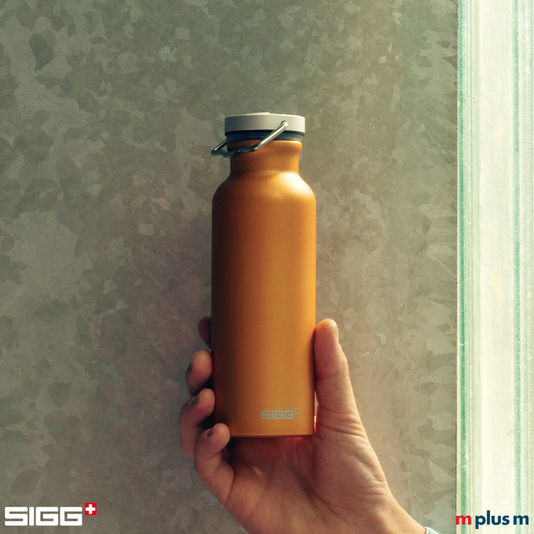Orangene Sigg Flasche aus der Schweiz mit Gravur