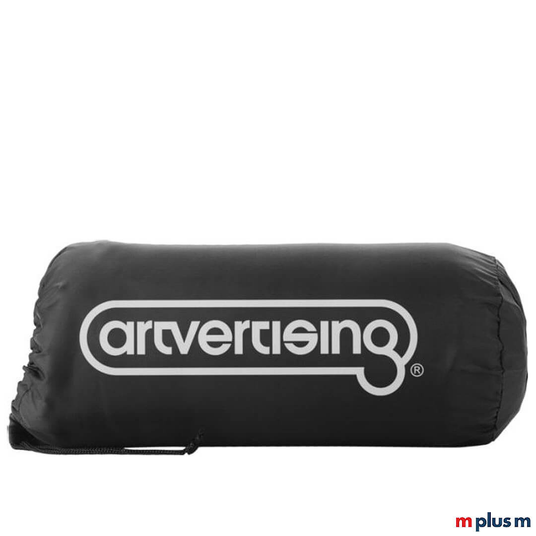 Die einfarbige 'Huggy' Decke besteht aus 100% Polarfleece. Die Decke wird mit einem praktischen Beutel mit Kordelzugverschluss geliefert.