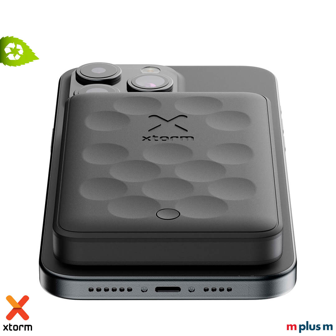 Schwarze Xtorm Powerbank 5000 mAh mit 7,5W MagSafe Wireless Charging aus recyceltem Material für unterwegs