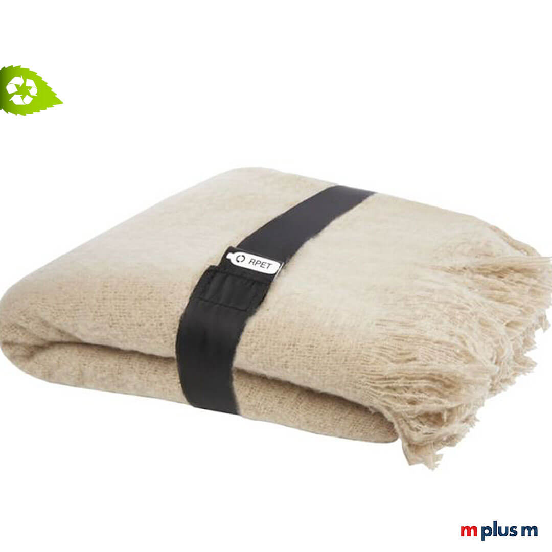 'Mohair' Recycling Kuscheldecke in der Farbe beige. Ab 25 Stück mit Logo Stick als nachhaltiger Werbeartikel.