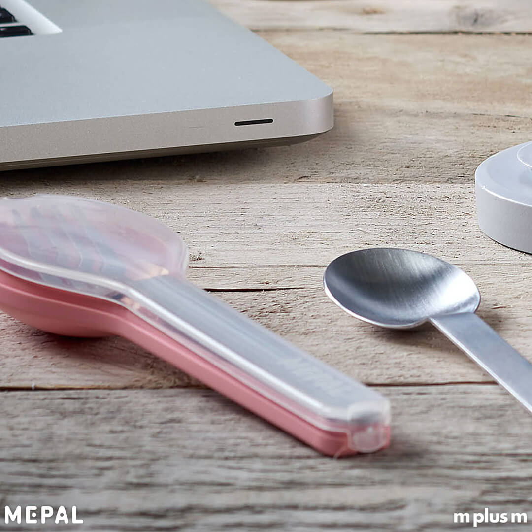 Nahaufnahme Ellipse Besteckset in Kunststoffbox schwarz und Edelstahlbesteck