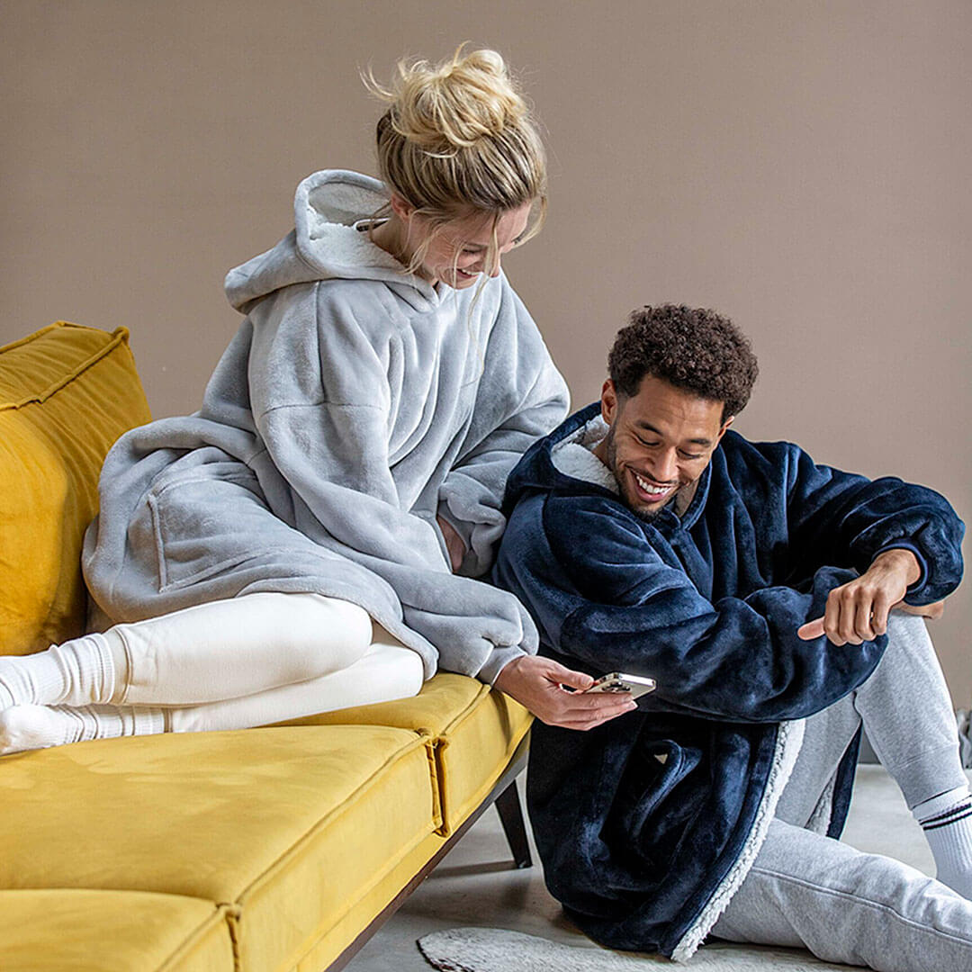 Nestling Kapuzen Fleecedecke als Mitarbeitergeschenk mit Logo Stick