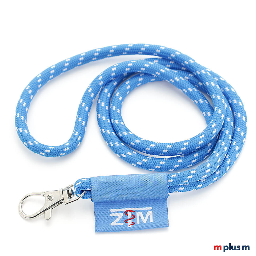 Kordel Lanyard mit Nautic Struktur in der Farbe Blau nach Pantone und mit weißen Akzenten. Mit gewebter Textil Fahne mit zweifarbigem Logo. Hier mit Standardkarabiner.