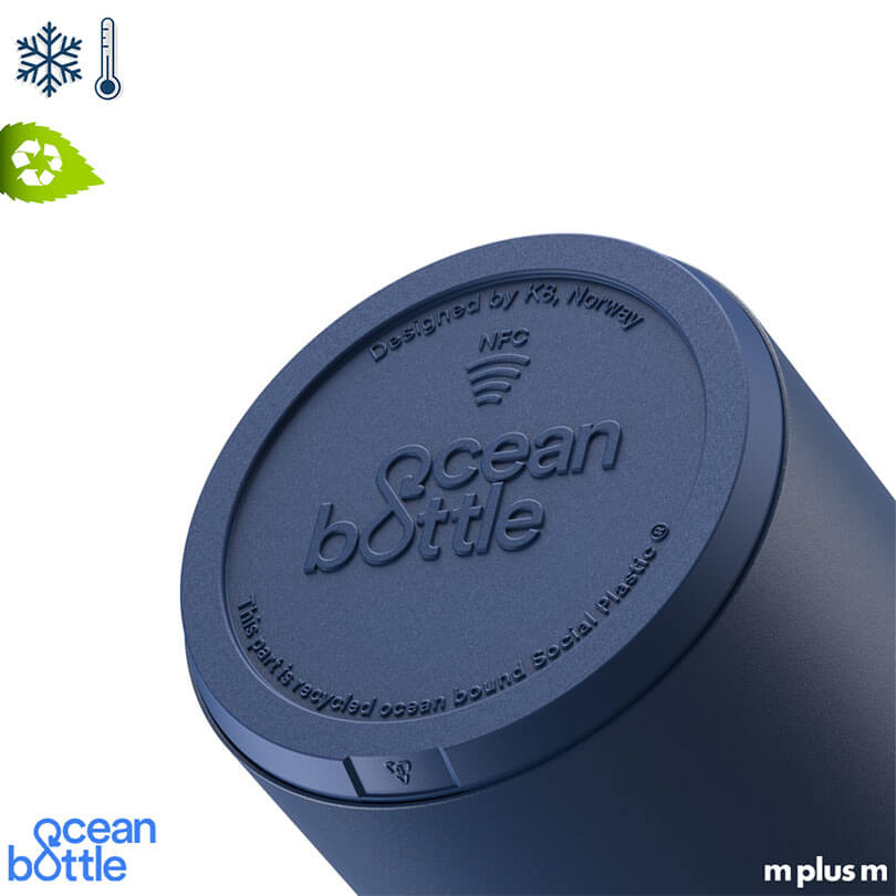 Dunkelblaue Wasserflasche mit NFC-Chip zur Finanzierung von Nachhaltigen Projekten