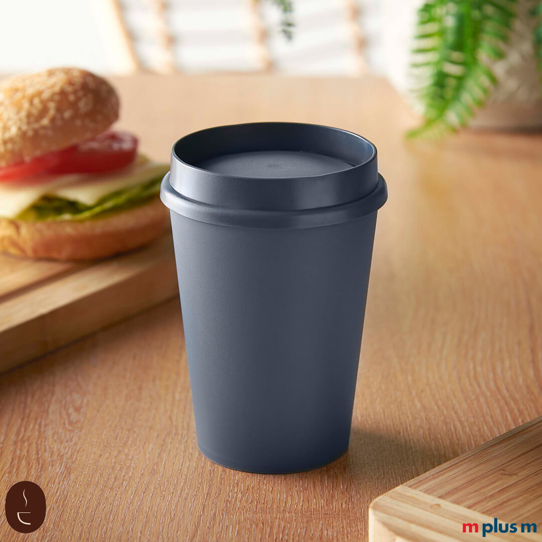 Dunkelblauer Uno M Coffee Shop Becher aus PP, mikrowellengeeignet, BPA-frei und ideal für täglichen Coffee To Go