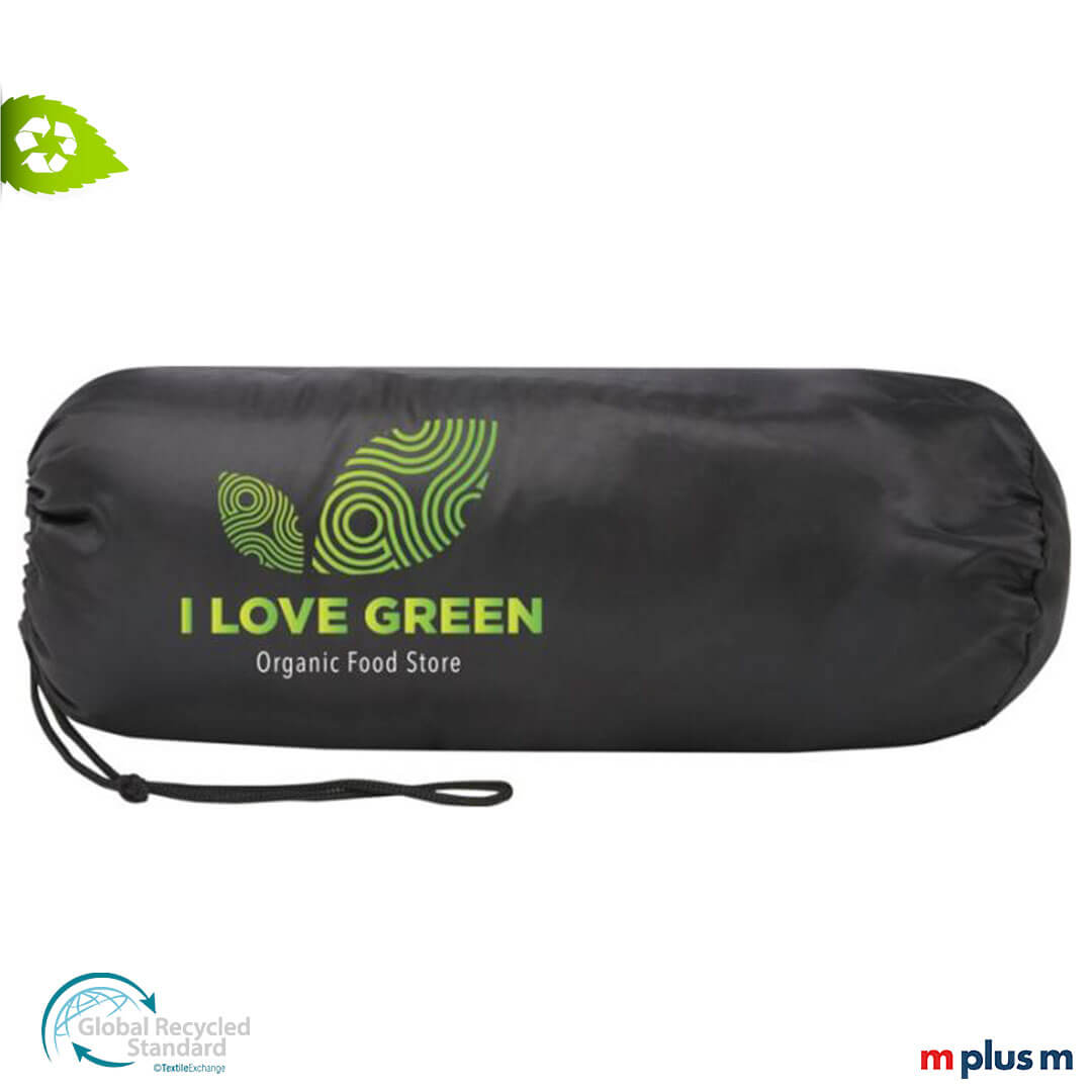 Die nachhaltige Decke 'Polar' kommt in einem praktischen Beutel mit Kordelzugverschluss. Praktisch zum Transportieren und Verstauen