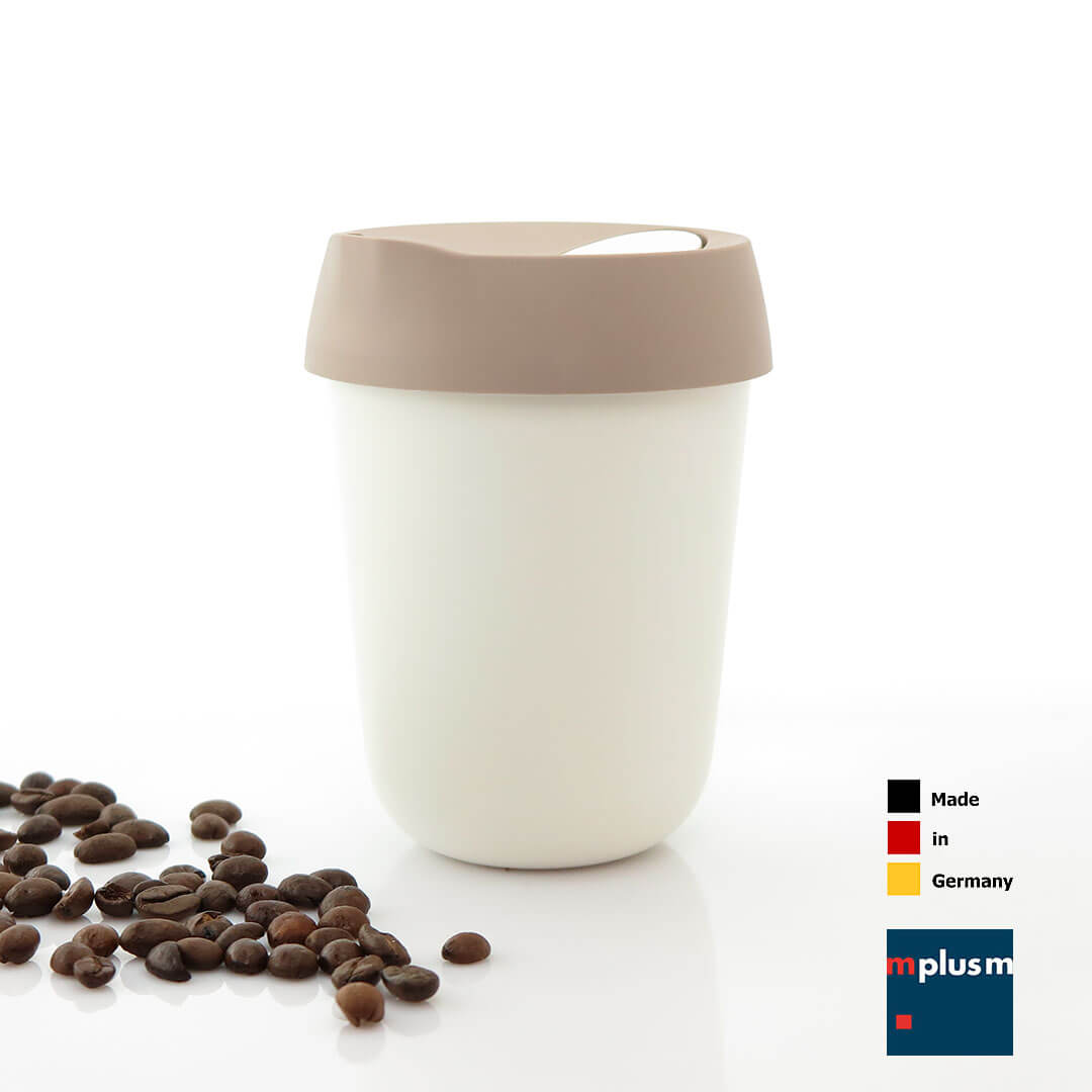 Der sandfarbene PP-Mehrwegbecher hält Getränke bis zu 30 Minuten warm, ist bruchfest und besonders angenehm im täglichen Einsatz