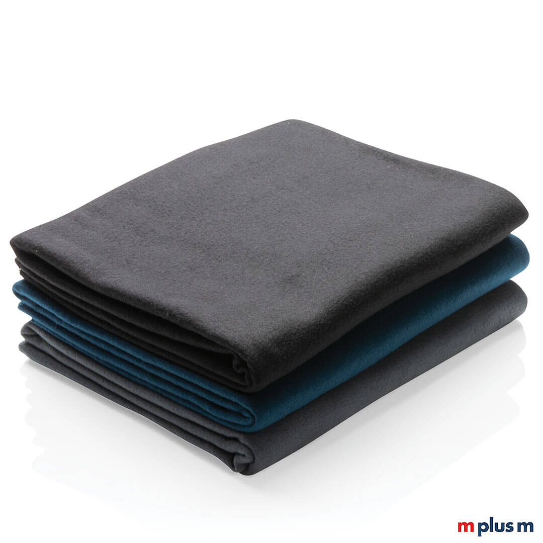 Die hochwertige 'Cosy' Fleecedecke gibt es in 3 schönen Farben. Mit Logo Druck ein idealer Werbeartikel, perfekt für kältere Tage