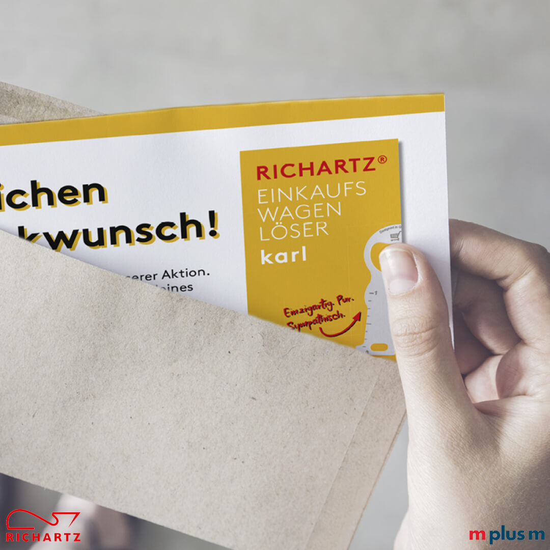 Superflach und auch für ein Werbeartikel-Mailing geeignet: Der Einkaufswagenlöser karl von Richartz