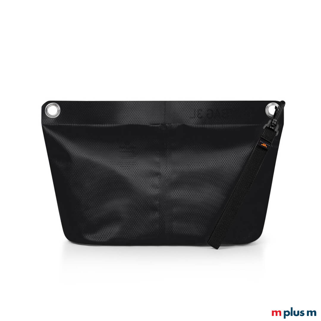 Rückansicht einer schwarzen 3L Drybag von Halfar mit schwarzem, wasserdichtem Reißverschluss, zwei oberen Metallösen und einer schwarzen Handschlaufe auf weißem Hintergrund.