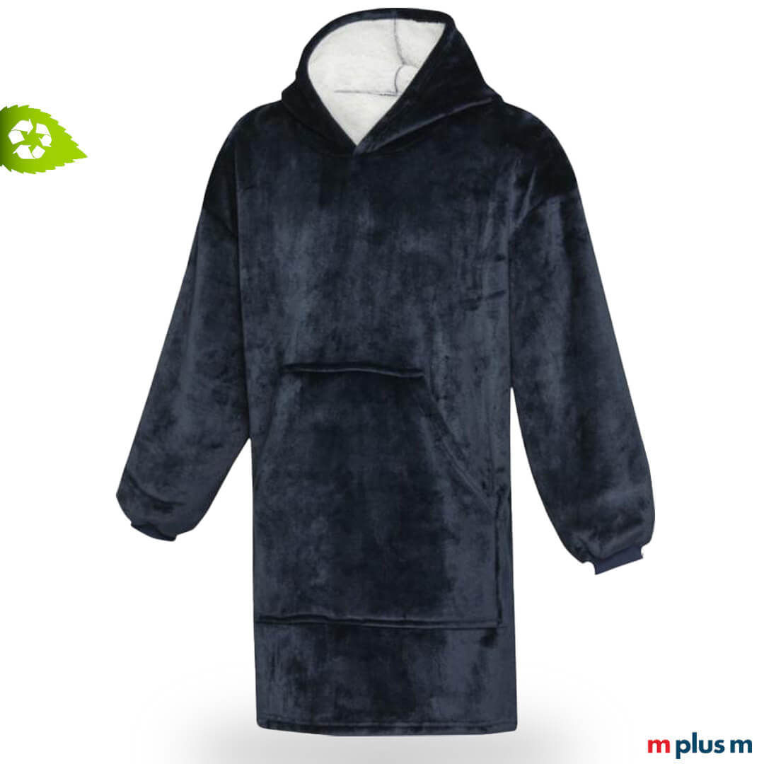 Dunkelblauer Fleece-Kapuzenponcho mit weißem Innenfutter und großer Bauchtasche, kuscheliger Oversize-Hoodie aus Recyclingmaterial.